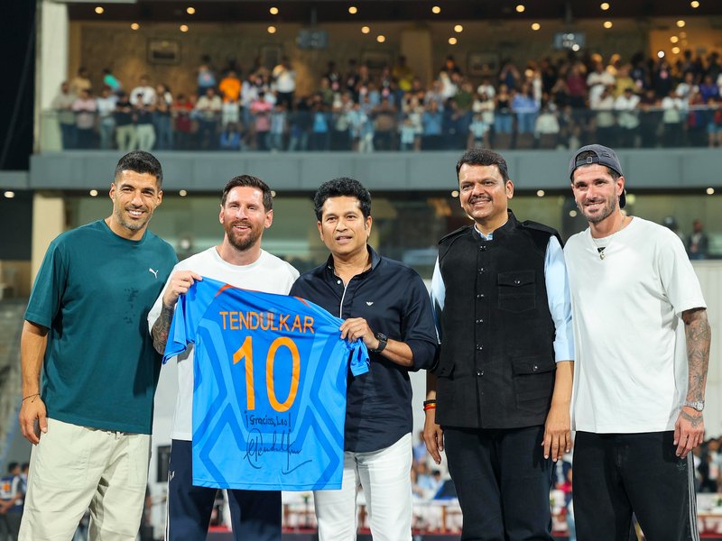 वानखेड़े स्टेडियम पहुंचे मेसी, मुख्यमंत्री देवेंद्र फडणवीस से मुलाकात, तेंदुलकर ने दिया 'स्पेशल गिफ्ट'