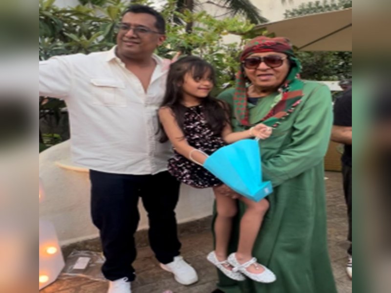 Actor Ranjeet dances to ‘Dhurandhar’ viral song at granddaughter’s b’day