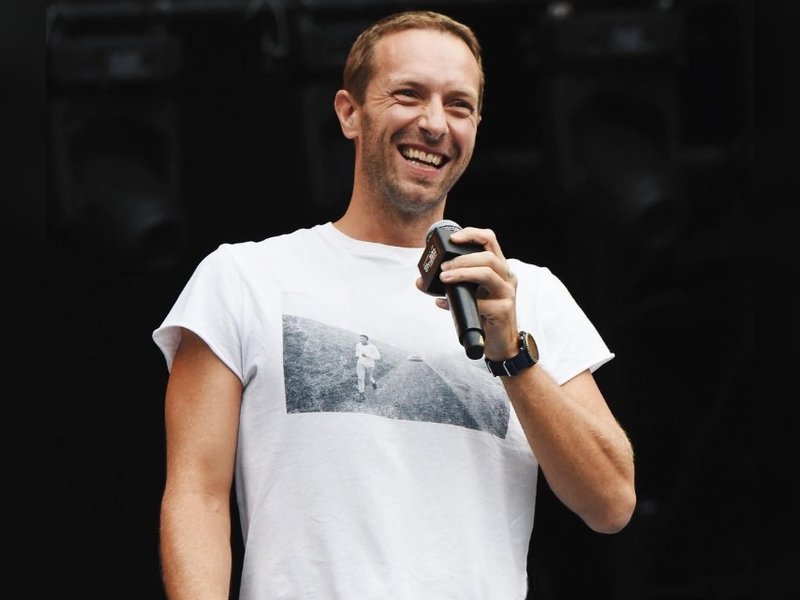 Chris Martin surprises newlyweds with live performance at their wedding