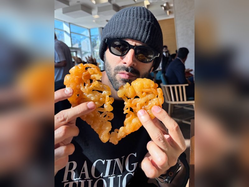 Kartik Aaryan gorges on heart-shaped ‘jalebi, fafda’ in Ahmedabad