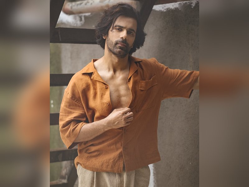 TV actor Anuj Sachdeva brutally attacked by a society inmate for raising wrong parking issue 