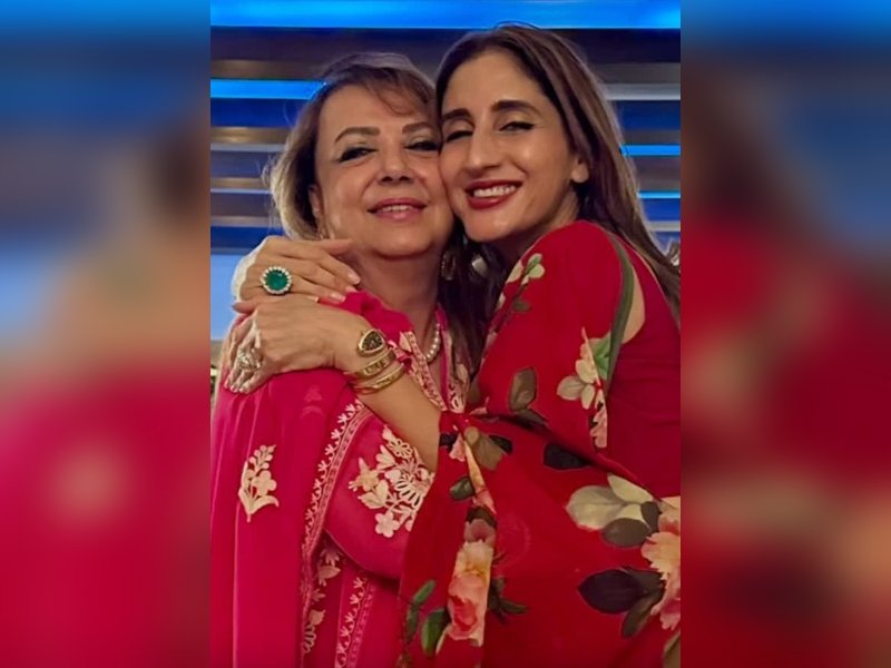 Farah Khan Ali shares how her mother Zarine Khan saved Sanjay Khan after fire injury