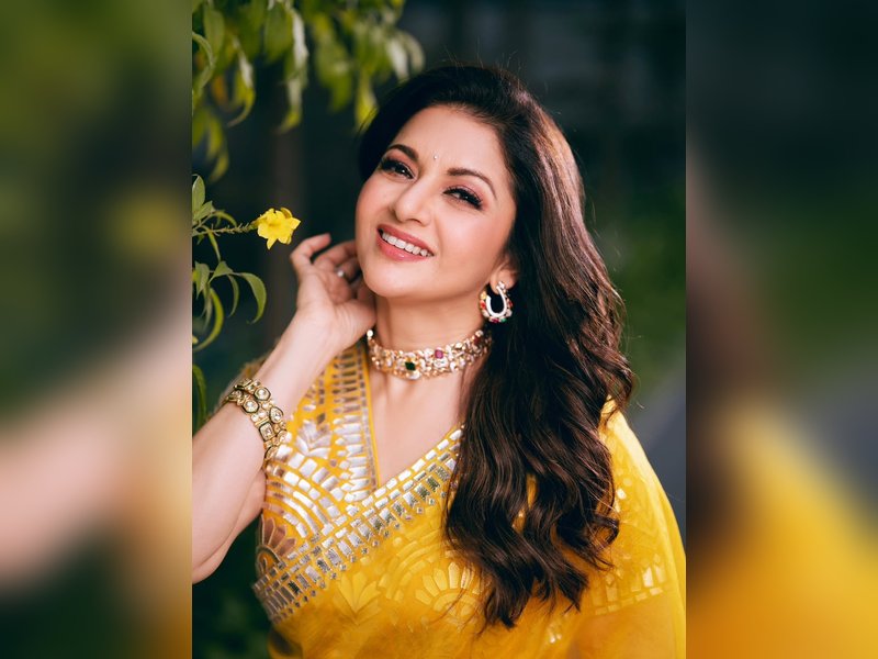 Bhagyashree indulges on ‘airport binging’ as flight gets delayed 