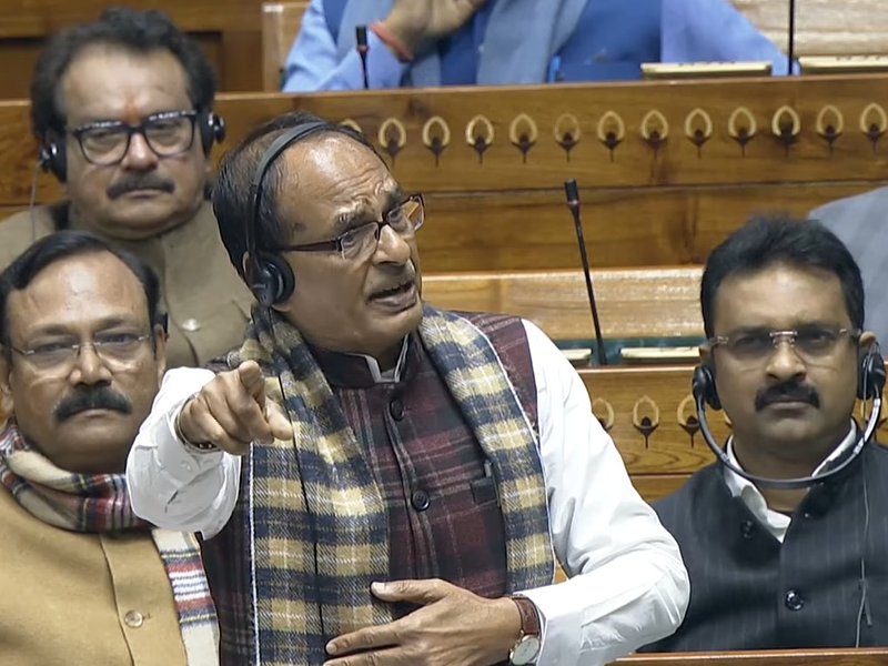 लोकसभा में विपक्षी सांसदों ने 'जी राम जी बिल' की कॉपी फाड़ी, शिवराज बोले- बापू हमारी आस्था, हमारे विचार संकीर्ण नहीं