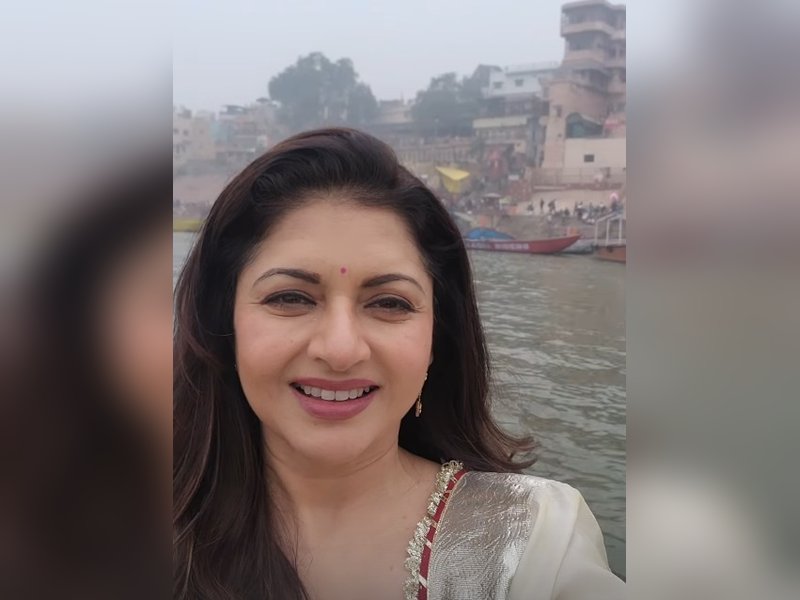 Bhagyashree takes a soulful boat ride on the sacred Ganges in Kashi, introduces her boatman