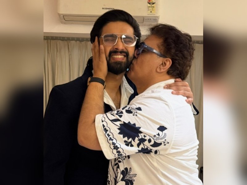 Daboo Malik kisses son Amaal Mallik, calls it 'a life time in a moment'