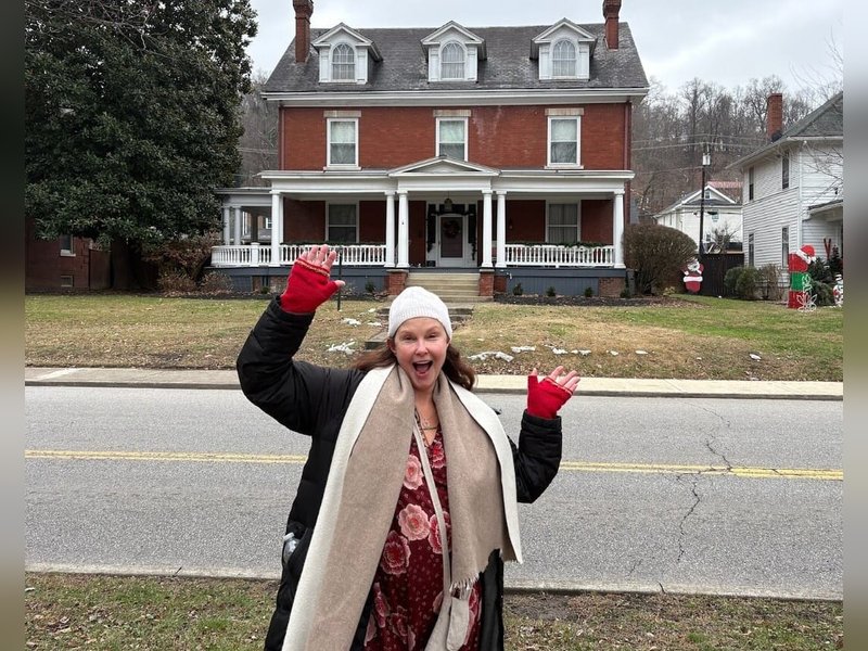 Ashley Judd visits ancestral home, shares the history of her town