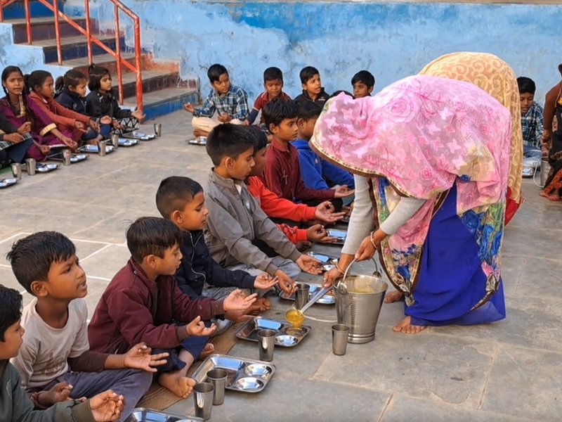 मध्य प्रदेश: ‘प्रधानमंत्री पोषण आहार’ योजना के तहत छात्रों को मिल रहा पोषणयुक्त भोजन 