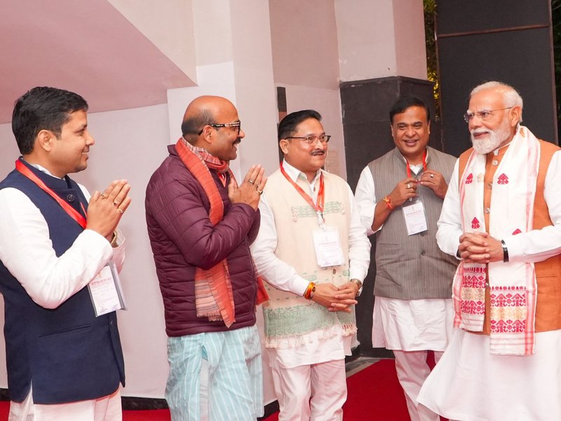 गुवाहाटी में असम बीजेपी ऑफिस में पीएम मोदी का भव्य स्वागत, हजारों बीजेपी कार्यकर्ता हुए शामिल