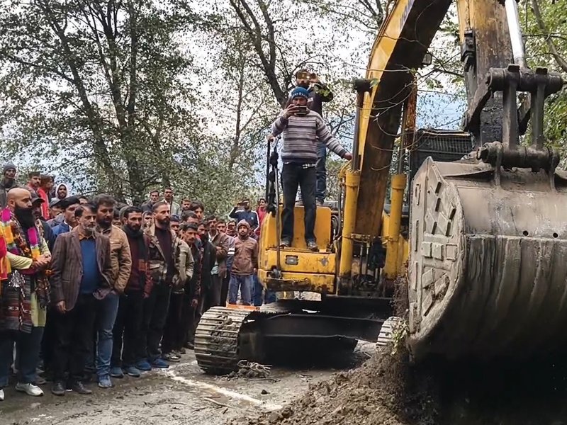 जम्मू कश्मीर: डोडा जिले के हिरनी गांव में पहली बार बन रही सड़क, भाजपा विधायक ने किया शिलान्यास