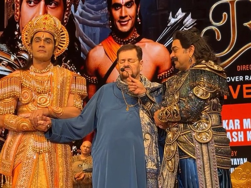 Ashutosh Rana honors art and music with Nitin Mukesh’s soulful stage performance