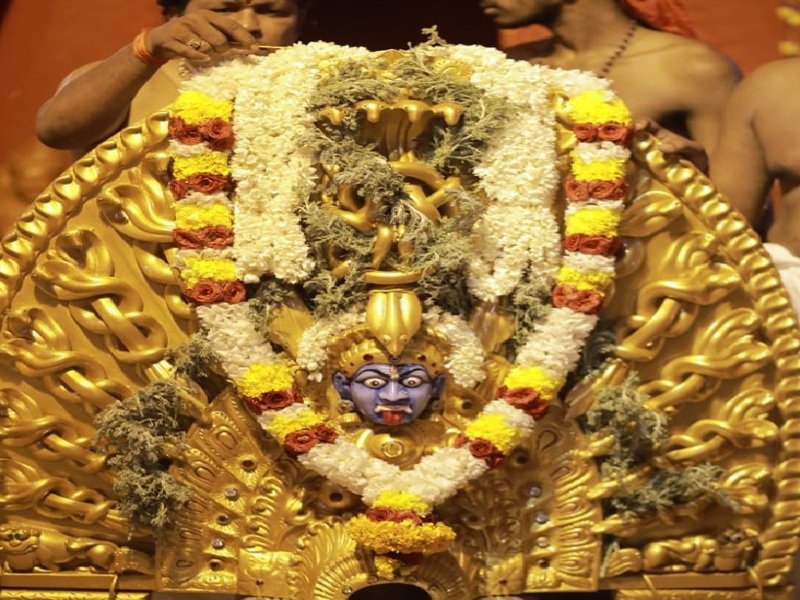 पथियानाडु श्री भद्रकाली मंदिर: कष्टों से मुक्ति पाने के लिए यहां सिर पर मां भद्रकाली की प्रतिमा लेकर नाचते हैं भक्त