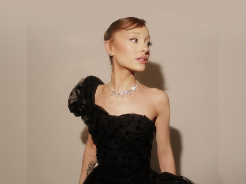 Ariana Grande sings Mariah Carey’s ‘All I Want for Christmas Is You’