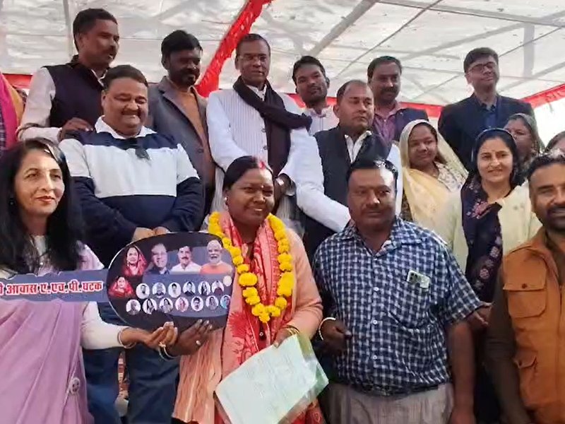 सांसद फग्गनसिंह कुलस्ते की उपस्थिति में 30 गरीबों को मिली मकान की चाभी, प्रधानमंत्री का जताया आभार