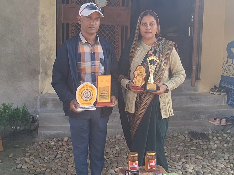 बिहार: बगहा की सुमन लिख रही हैं आत्मनिर्भरता की नई कहानी, मधुमक्खी पालन से लाखों की कमाई