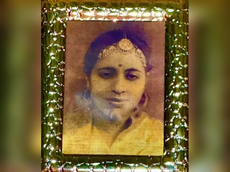 Amitabh Bachchan remembers mother Teji Bachchan on 18th death anniversary