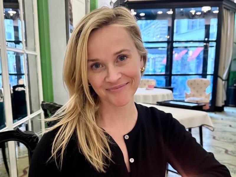 Reese Witherspoon enters into holiday spirit with her children