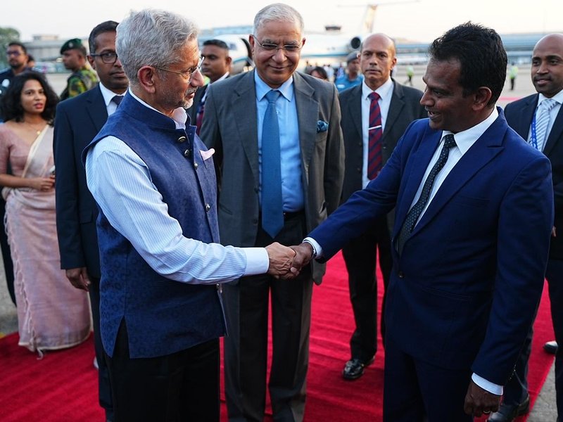 EAM Jaishankar arrives in Colombo, receives warm welcome 