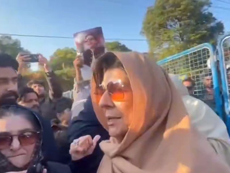 Pakistan: Imran Khan's sisters, PTI workers hold sit-in protest 