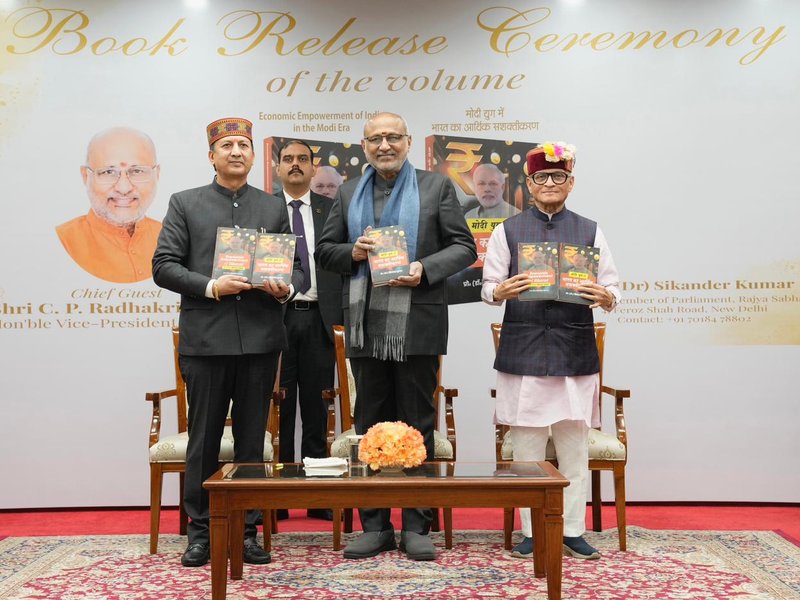 उपराष्ट्रपति सीपी राधाकृष्णन ने किया 'मोदी युग में भारत का आर्थिक सशक्तिकरण' किताब का विमोचन