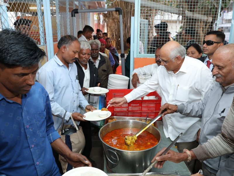 गांधीनगर सिविल हॉस्पिटल में मुख्यमंत्री ने मरीजों के रिश्तेदारों को अपने हाथों से परोसा खाना