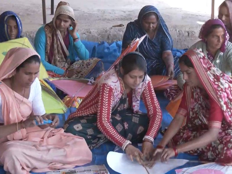 गुजरात सरकार की योजनाओं का लाभ लेकर आत्मनिर्भर बन रहीं ग्रामीण महिलाएं 
