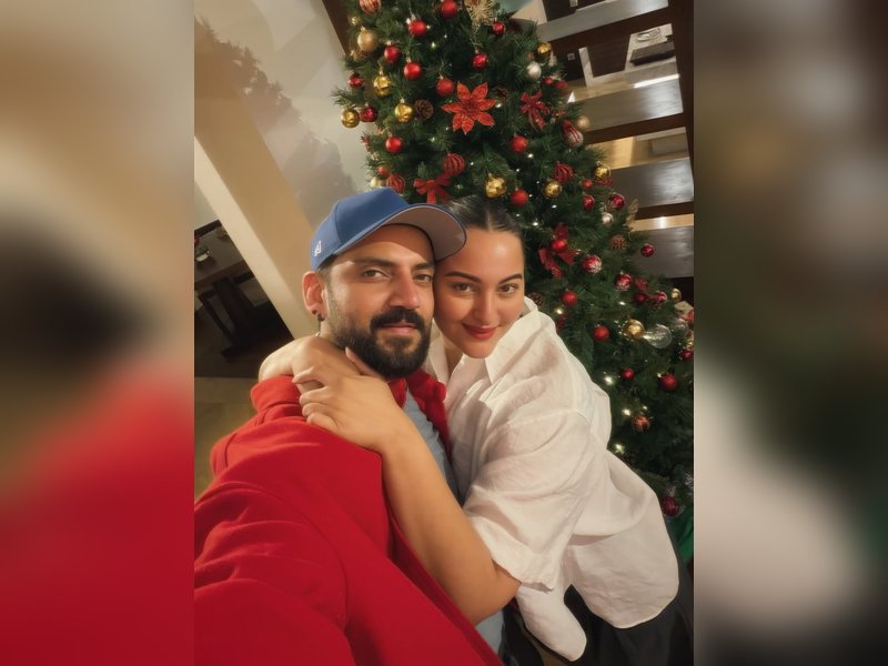 Sonakshi Sinha wraps her arms around hubby Zaheer Iqbal as they ring in Christmas