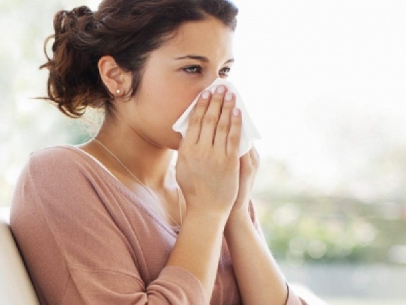 बार-बार छींक आना सर्दी नहीं एलर्जी का है संकेत, जानें कारण और बचाव का तरीका 