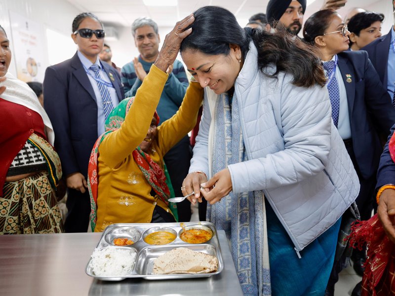 दिल्ली : सीएम रेखा गुप्ता ने अटल कैंटीन का किया उद्घाटन, बुजुर्ग अम्मा को हाथों से भोजन कराया और आशीर्वाद लिया