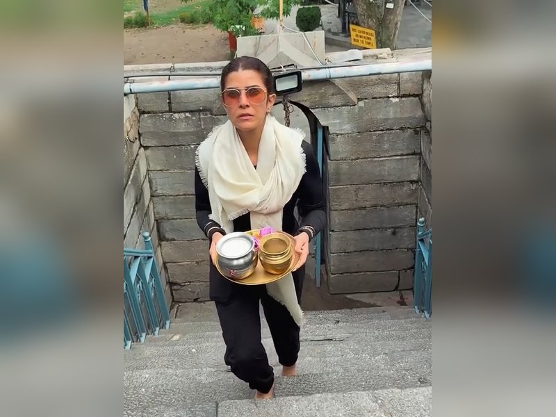 निमरत कौर ने श्रीनगर के प्रसिद्ध शंकराचार्य मंदिर में की पूजा-अर्चना, नए साल के लिए मांगा आशीर्वाद