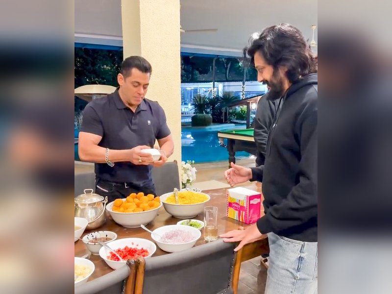 Salman Khan serves a delectable portion of ‘Bhau chi bhel’ to Riteish Deshmukh