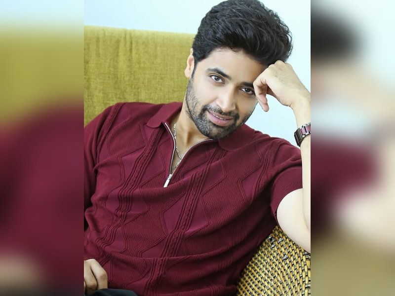  2026 का स्वागत: बाहरी चमक-दमक से दूर, सादगी भरे अंदाज में नए साल का जश्न मनाएंगे गुलशन, अदिवी और सई मांजरेकर 