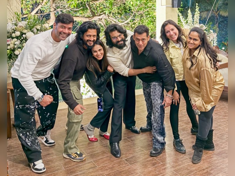 Riteish Deshmukh shares unseen picture from Salman Khan’s 60th birthday: All my favourites in one frame