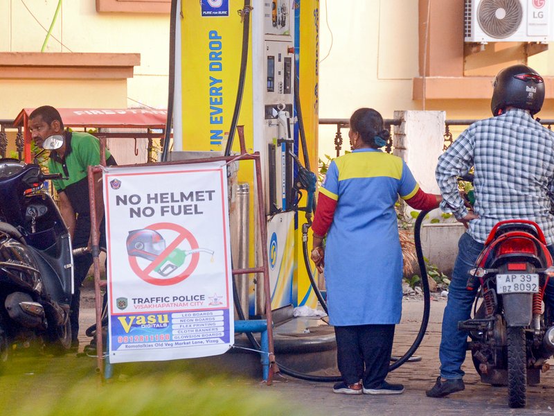 सामान्य पेट्रोल की कीमतों में कोई बढ़ोतरी नहीं होगी, एलपीजी सप्लाई सुनिश्चित करने के सभी प्रयास जारी: सरकार