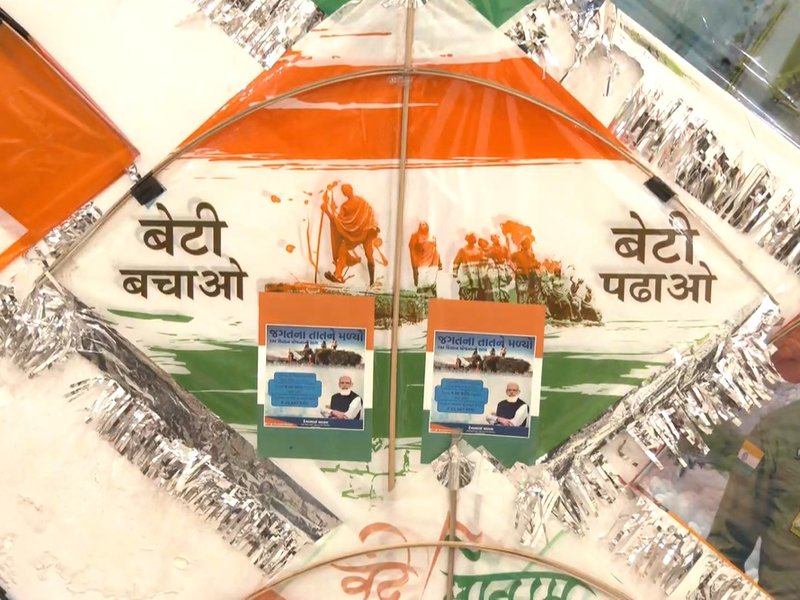 गुजरात काइट फेस्टिवल में भी पीएम मोदी की धूम, योजनाओं की जानकारी वाली पतंगों की बढ़ी मांग