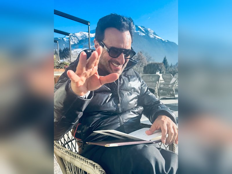 Kareena Kapoor 'finally' gets Saif Ali Khan to pose for a picture on their lavish holiday