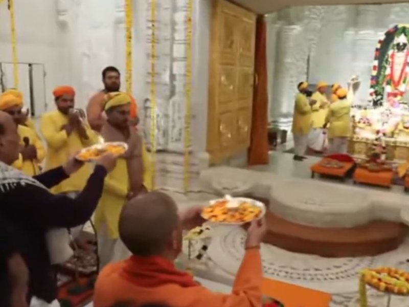 यूपी : रक्षा मंत्री और सीएम योगी ने हनुमानगढ़ी और रामलला के किए दर्शन-पूजन