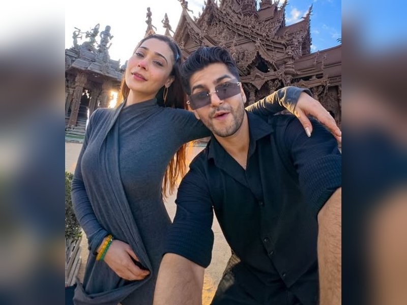 Sara khan, Krish pathak