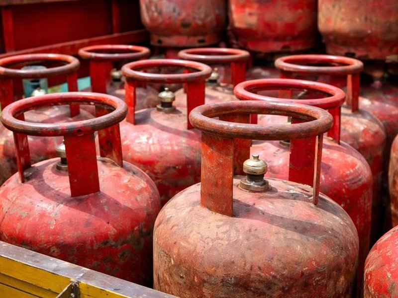 नए साल की शुरुआत में महंगाई का झटका, कॉमर्शियल एलपीजी सिलेंडर 111 रुपए हुआ महंगा