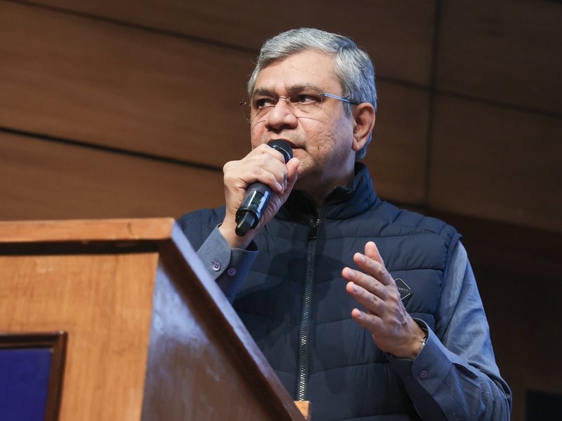 देश में जल्द दौड़ेगी बुलेट ट्रेन, अश्विनी वैष्णव बोले- टिकट खरीद लीजिए