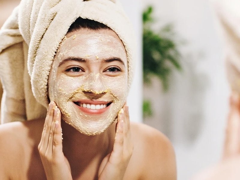 सर्दियों में रूखी त्वचा से परेशान? घर पर बनाएं नेचुरल स्क्रब और पाएं चमकदार त्वचा