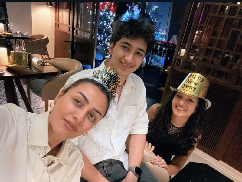 Namrata Shirodkar shares adorable photos of husband Mahesh Babu kissing daughter Sitara on New Year’s Eve