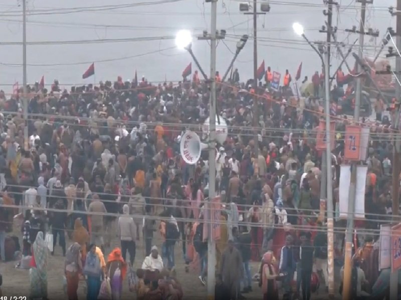 प्रयागराज: माघ मेले के पहले दिन त्रिवेणी संगम पर लगा श्रद्धालुओं का तांता, साधु-संतों ने भी किया पवित्र स्नान