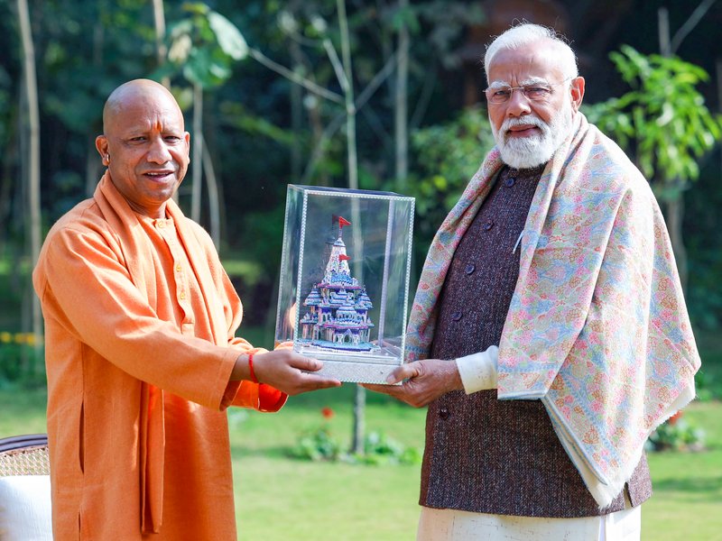 सीएम योगी ने पीएम मोदी को भेंट की गुलाबी मीनाकारी की श्रीराम मंदिर अनुकृति, जीआई टैग से मिली वैश्विक पहचान