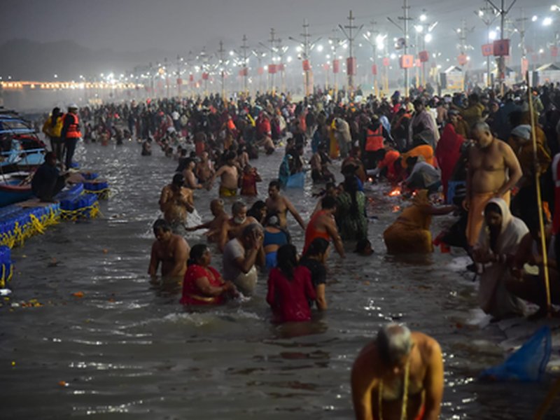 प्रयागराज माघ मेला : 'हर हर गंगे' के साथ श्रद्धालुओं ने त्रिवेणी में लगाई आस्था की डुबकी