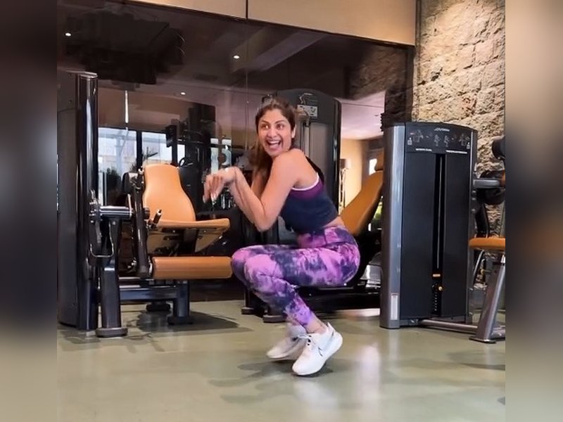 Shilpa Shetty kickstarts the week with some mobility exercises