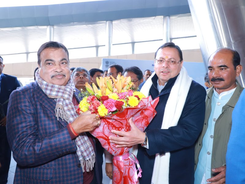 केंद्रीय मंत्री नितिन गडकरी की अध्यक्षता में राष्ट्रीय राजमार्ग परियोजनाओं की हुई समीक्षा बैठक, सीएम धामी रहे मौजूद