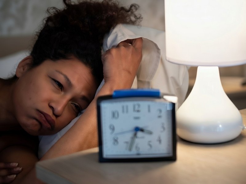 स्लीप ऑनसेट इनसोमनिया : बिस्तर पर लेटने के बाद भी नहीं आती नींद, जानें इसका कारण