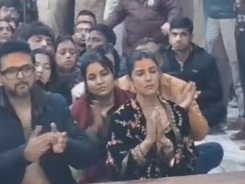 उज्जैन महाकालेश्वर मंदिर पहुंचीं निमरत कौर, भस्म आरती में हुईं शामिल 