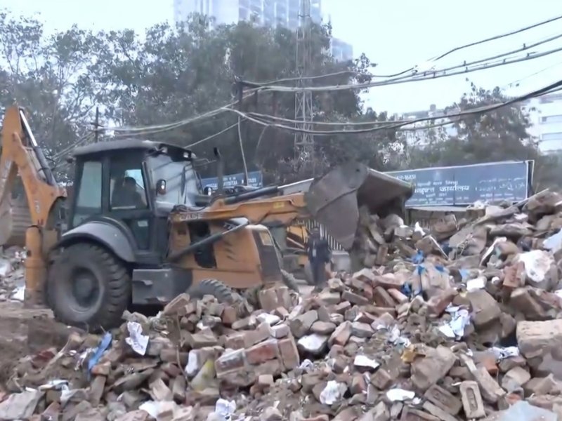 दिल्ली: तुर्कमान गेट इलाके में अवैध निर्माण तोड़ने के बाद मलबे को हटाने की कार्रवाई, भारी पुलिस बल तैनात